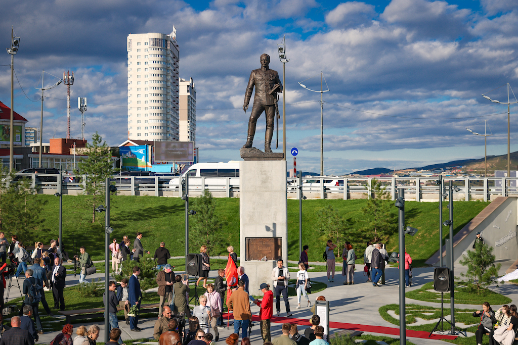 Памятник Владимиру Арсеньеву открыли во Владивостоке