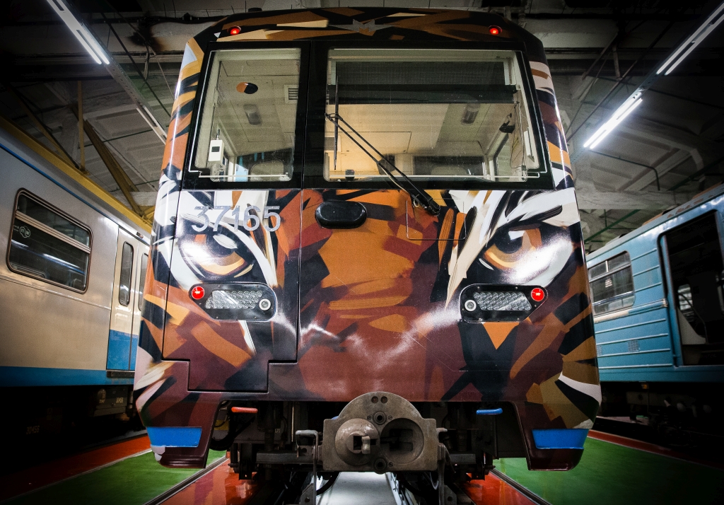 Tigers in the city! ‘Striped Express’ train appears in the Moscow metro